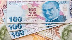 الليرة التركية تتراجع بأكثر من 2%