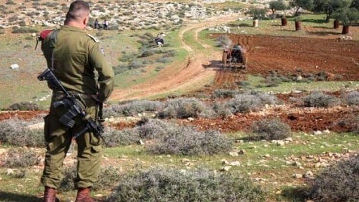 مستوطنون يحرثون أراضي المواطنين في بلدة عقربا