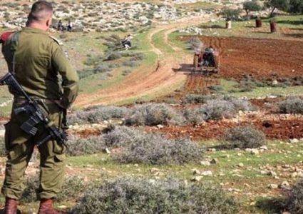 مستوطنون يحرثون أراضي المواطنين في بلدة عقربا