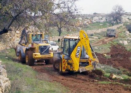 الاحتلال يجرف اراضٍ جنوب نابلس