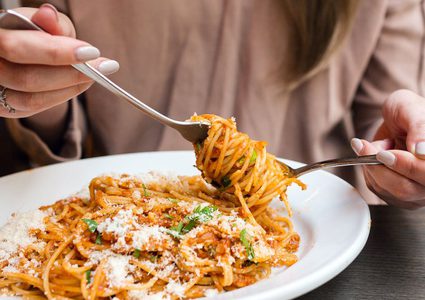 أبرز أسباب الشعور بالصداع بعد تناول الطعام