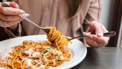 أبرز أسباب الشعور بالصداع بعد تناول الطعام