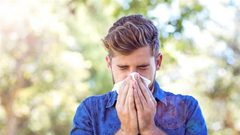 ما هي الأضرار الصحية المترتبة على كتم العطسة ؟