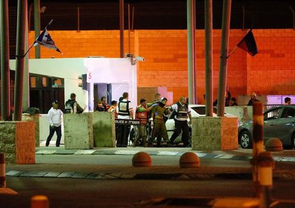 الاحتلال يعتقل فلسطينيا بزعم تنفيذ عملية طعن عند حاجز قلنديا