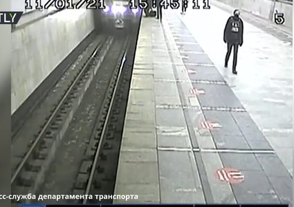 في آخر لحظة صبي ينجو من موت محقق في مترو موسكو