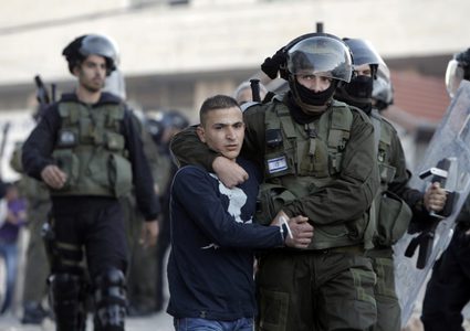 نابلس: الاحتلال يعتقل شابا على حاجز زعترة العسكري