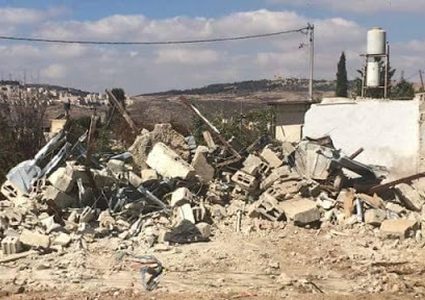 مقدسي يهدم منزله في بيت حنينا بضغط من الاحتلال