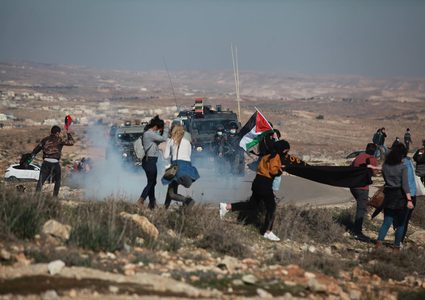 إصابات خلال قمع الاحتلال مسيرة سلمية جنوب الخليل