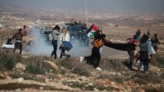 إصابات خلال قمع الاحتلال مسيرة سلمية جنوب الخليل