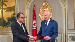 رئيس الوزراء التونسي يجري تعديلا وزاريا واسعا