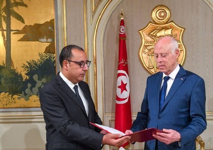 رئيس الوزراء التونسي يجري تعديلا وزاريا واسعا
