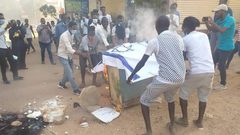 عشرات المتظاهرين السودانيين يحترقون العلم الإسرائيلي