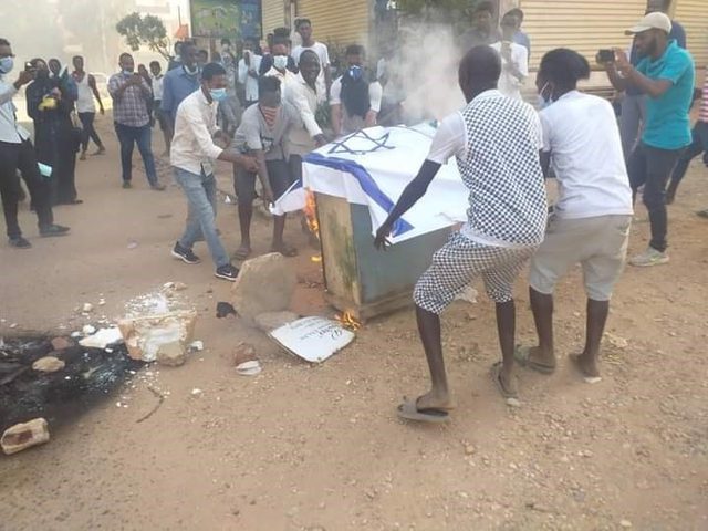 عشرات المتظاهرين السودانيين يحترقون العلم الإسرائيلي