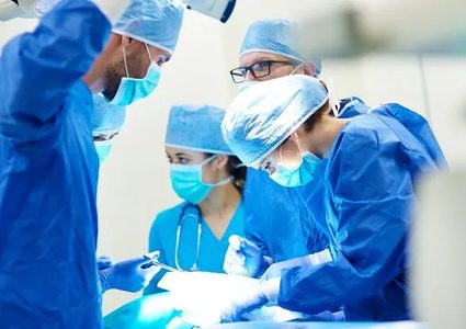 فرنسا.. نجاح أول عملية لزراعة الذراعين والكتفين في العالم