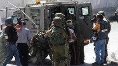 الاحتلال يعتقل أسيرا محررا من شارع الواد بالقدس