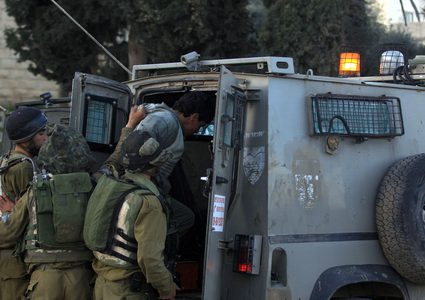 الاحتلال يشن حملة اعتقالات ومداهمات في الضفة والقدس