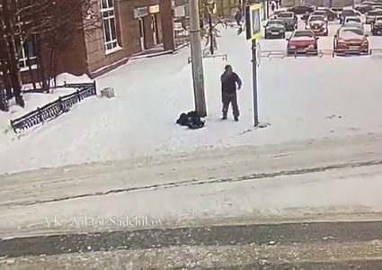 سائق يساعد رجل مسن فقد وعيه في شارع ثلجي في روسيا