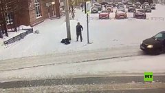 سائق يساعد رجل مسن فقد وعيه في شارع ثلجي في روسيا