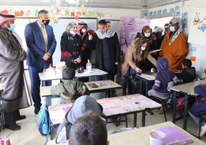 وزارة التربية توزع أجهزة حواسيب محمولة في مدرسة بادية رام الله