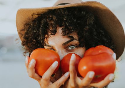 اكتشف قائمة الأطعمة التي تؤثر على شعورك بالسعادة