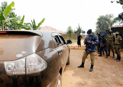 القوات الأوغندية تصد السفيرة الأمريكية