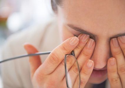 خبراء يحذرون من تأثير جائحة كورونا على صحة العينين