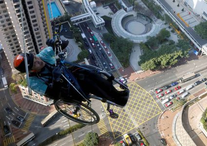 صيني مقعد يتسلق أعلى ناطحة سحاب في هونغ كونغ