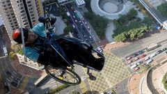 صيني مقعد يتسلق أعلى ناطحة سحاب في هونغ كونغ