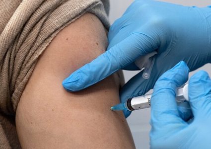 نادي الأسير يكشف أن 287 أسيرا في سجن نفحة تلقوا لقاح كورونا