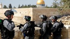 القدس: الاحتلال يعتقل شابا من العيسوية ويستدعي شقيقه للتحقيق