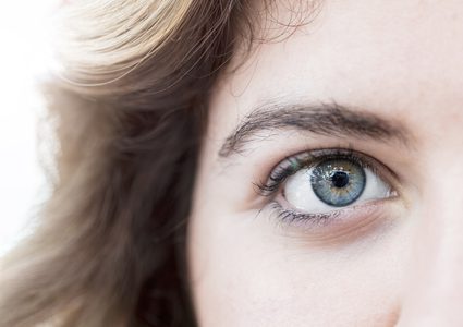 لون في العينين قد يدل على الإصابة بمرض أعراضه غير واضحة!