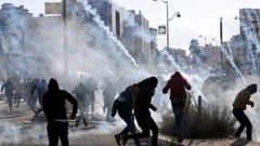 إصابات بالاختناق بعد قمع الاحتلال مسيرة سلمية في دير جرير