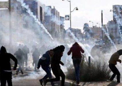 إصابات بالاختناق بعد قمع الاحتلال مسيرة سلمية في دير جرير