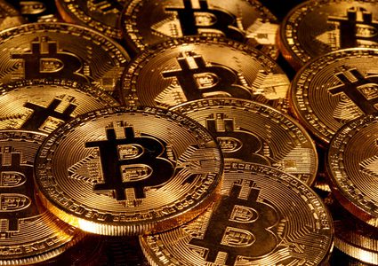 خبير يوضح سبب هبوط عملة "البيتكوين" الأخير