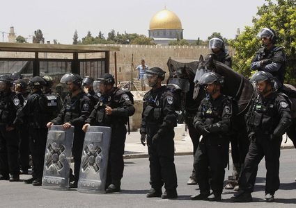 جنود الاحتلال يقتحمون المسجد الأقصى