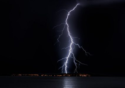 الكشف عن سر ظاهرة البرق المقلوب الغامض