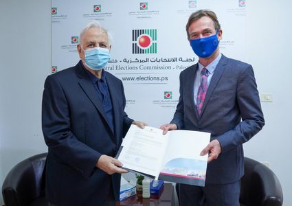 تسليم الاتحاد والبرلمان الأوروبي دعوة للرقابة على الانتخابات