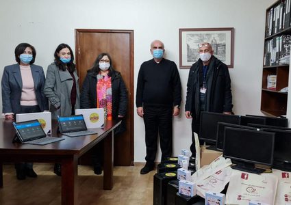 "سوا" تسلم 72 حاسوبا للطلبة المحتاجين في 13 مدرسة