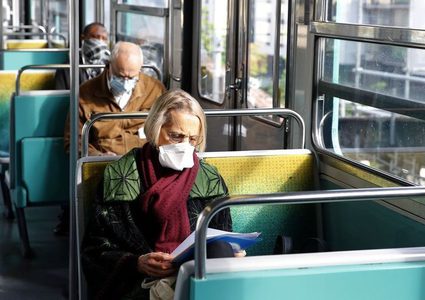 فرنسا تطالب ركاب المواصلات العامة بالصمت لوقف تفشي كورونا