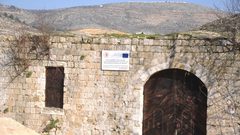 الاحتلال يهدم البوابات في "خان اللبن" جنوب نابلس