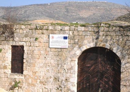 الاحتلال يهدم البوابات في "خان اللبن" جنوب نابلس