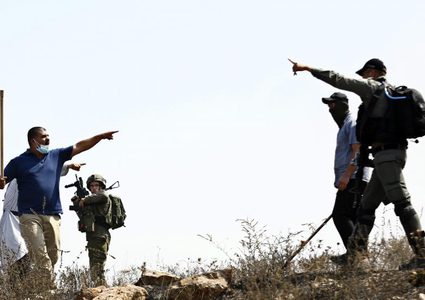 بيت لحم: مزارعون يطردون مستوطنين اقتحموا أرضهم في المعصرة