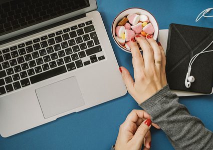 هذه العادات في العمل تسبب زيادة الوزن