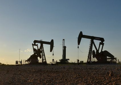 أسعار النفط تصعد بدعم من آمال التحفيز الأمريكي