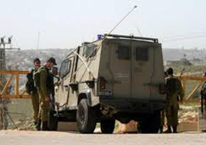 قلقيلية: الاحتلال ينصب حاجزا عسكريا ويدقق في هويات المواطنين