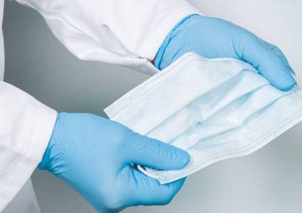 خبراء ينصحون بارتداء كمامتين للوقاية من كورونا