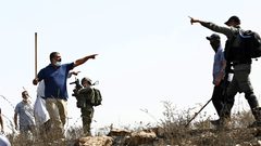 مواطنون يتصدون للمستوطنين على طريق قلقيلية نابلس