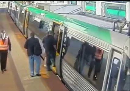 راكب يعلق بين المنصة والقطار بعدما زلت قدمه في الفراغ بينهما