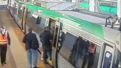 راكب يعلق بين المنصة والقطار بعدما زلت قدمه في الفراغ بينهما