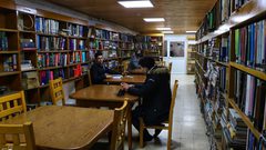 جولة في مكتبة بلدية نابلس 

عدسة : عزت جمجوم